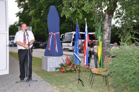 KNOBLEHARJEVO 2011 - Odkritje kipa Frana s. Metelka in odprtje razstave umetniških del Ferenca ccsernika 5